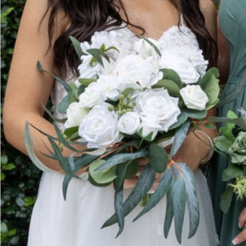 Ling’s Moment bridal bouquet